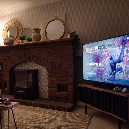 4-Bed Cotswold Getaway With Hot Tub & Gaming Room Churchdown Luaran gambar