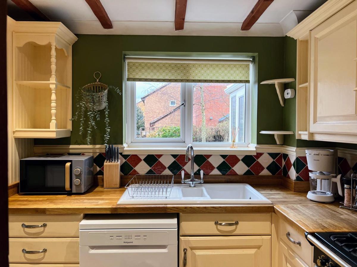 4-Bed Cotswold Getaway With Hot Tub & Gaming Room Churchdown Luaran gambar