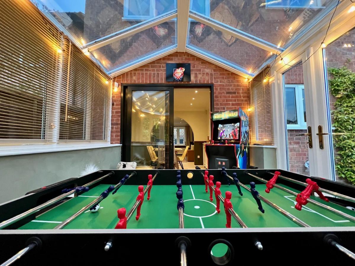 4-Bed Cotswold Getaway With Hot Tub & Gaming Room Churchdown Luaran gambar