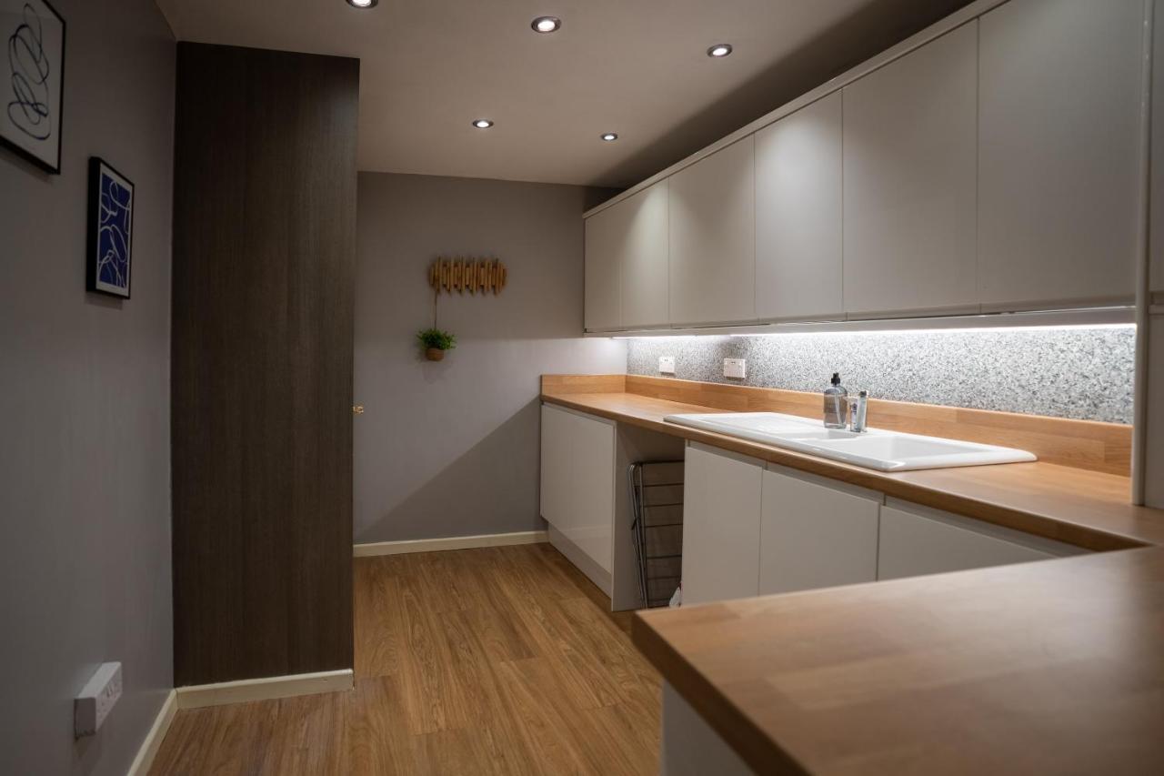 4-Bed Cotswold Getaway With Hot Tub & Gaming Room Churchdown Luaran gambar