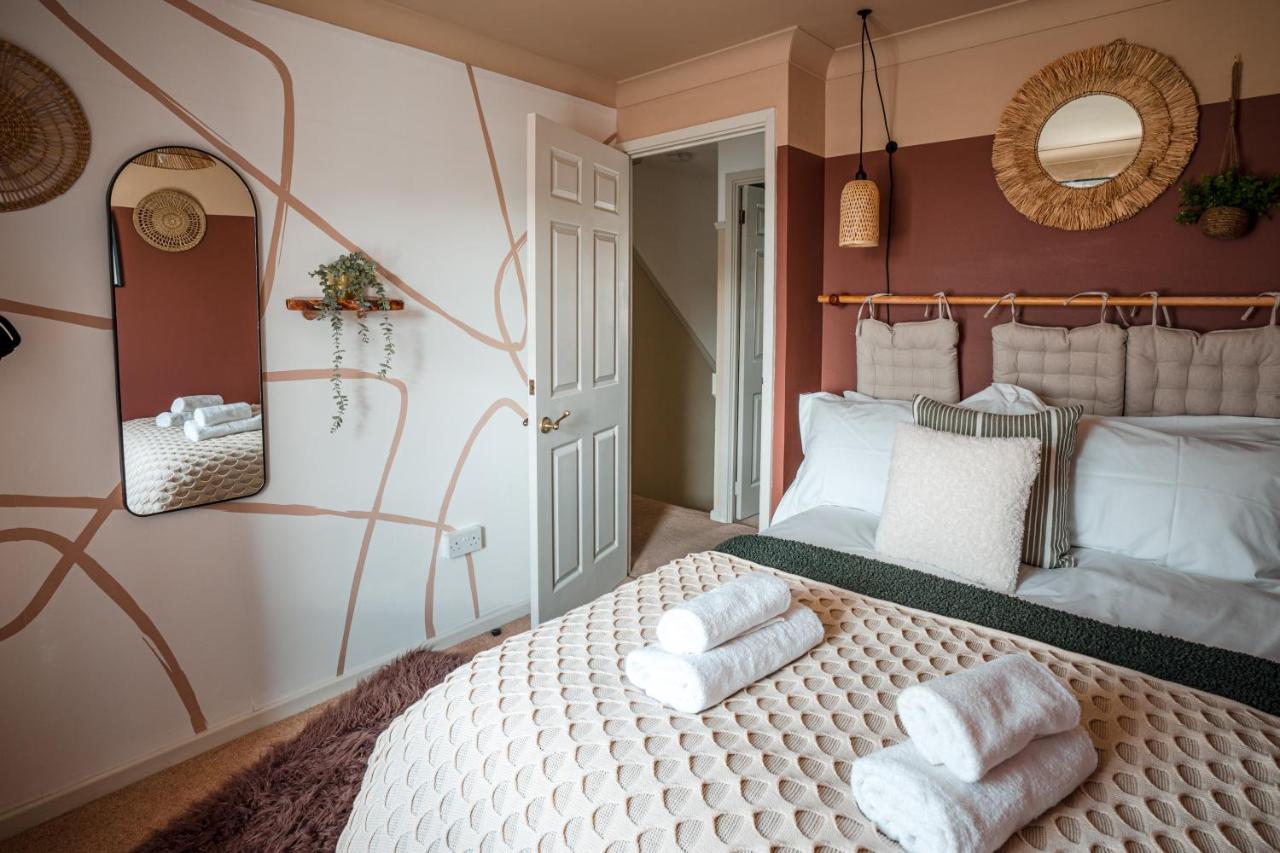 4-Bed Cotswold Getaway With Hot Tub & Gaming Room Churchdown Luaran gambar