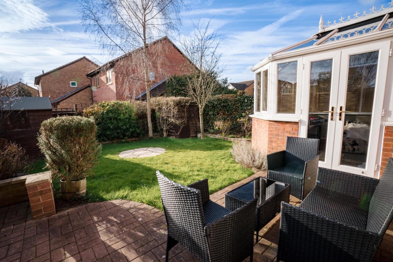 4-Bed Cotswold Getaway With Hot Tub & Gaming Room Churchdown Luaran gambar