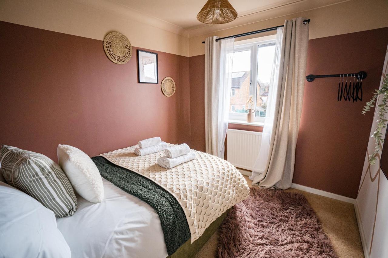 4-Bed Cotswold Getaway With Hot Tub & Gaming Room Churchdown Luaran gambar
