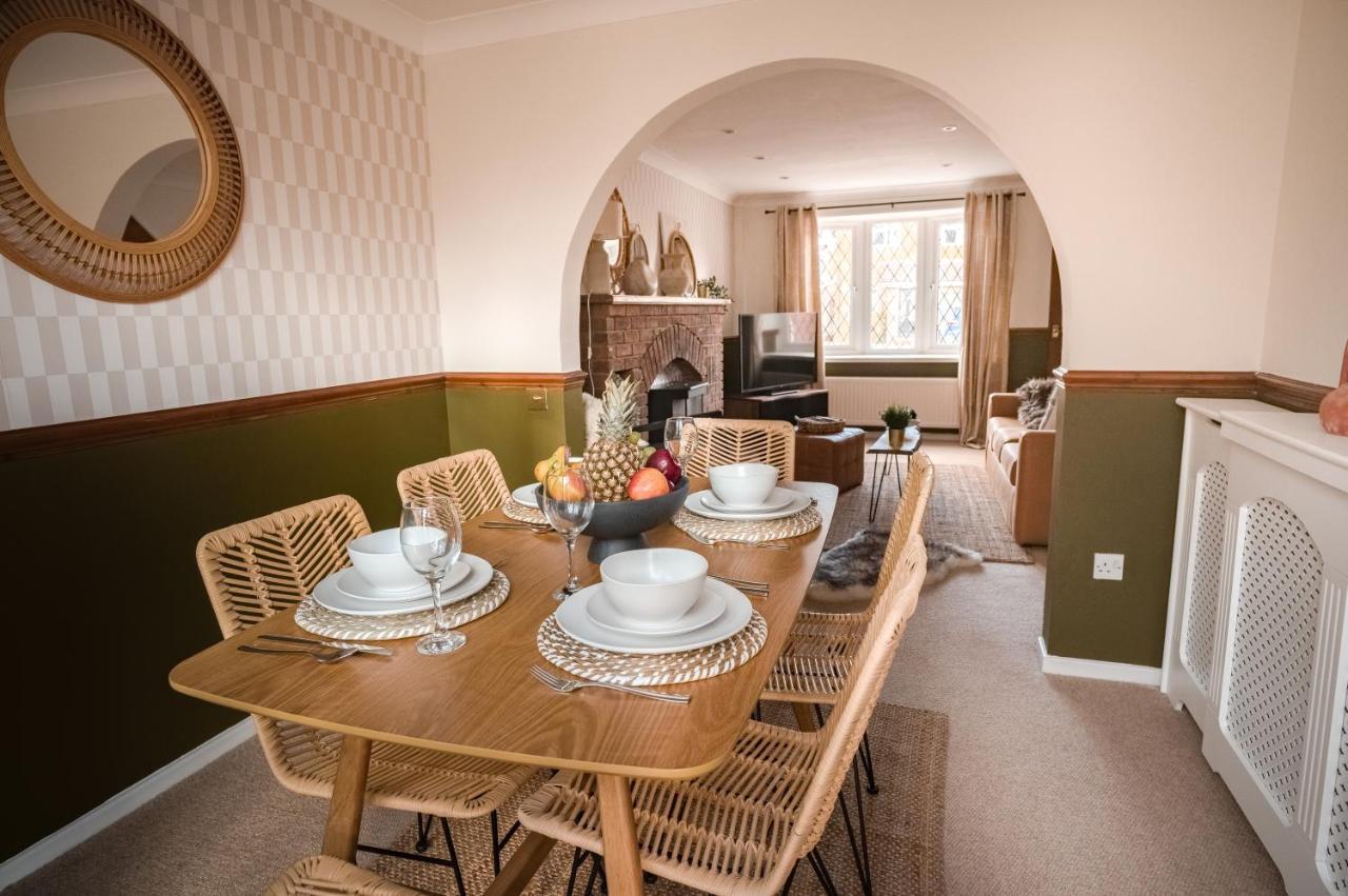 4-Bed Cotswold Getaway With Hot Tub & Gaming Room Churchdown Luaran gambar
