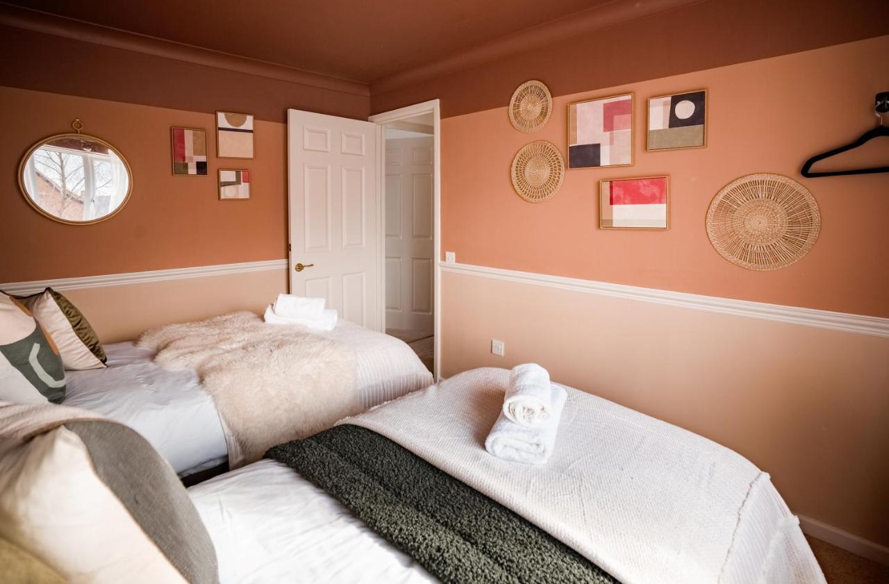 4-Bed Cotswold Getaway With Hot Tub & Gaming Room Churchdown Luaran gambar
