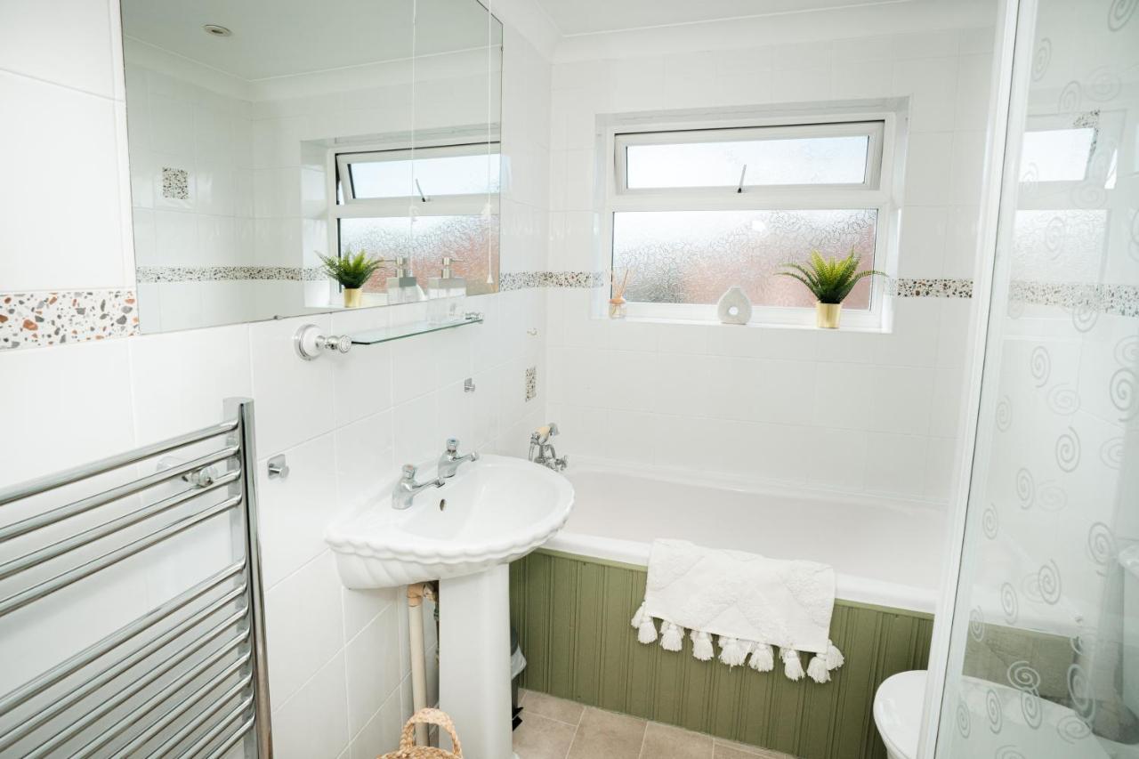 4-Bed Cotswold Getaway With Hot Tub & Gaming Room Churchdown Luaran gambar