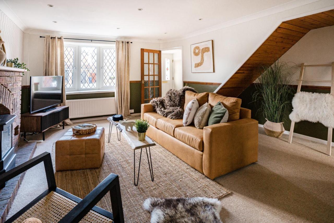 4-Bed Cotswold Getaway With Hot Tub & Gaming Room Churchdown Luaran gambar