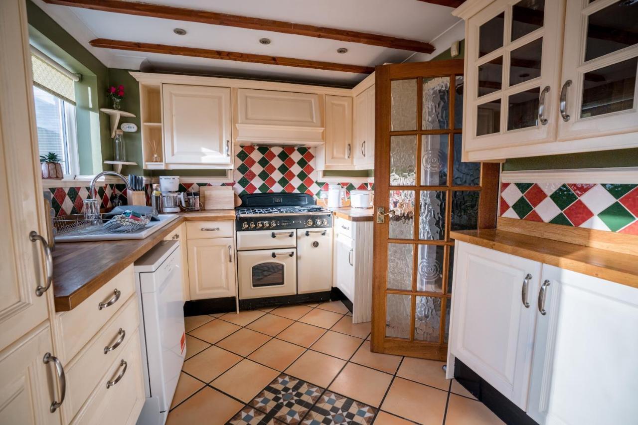 4-Bed Cotswold Getaway With Hot Tub & Gaming Room Churchdown Luaran gambar