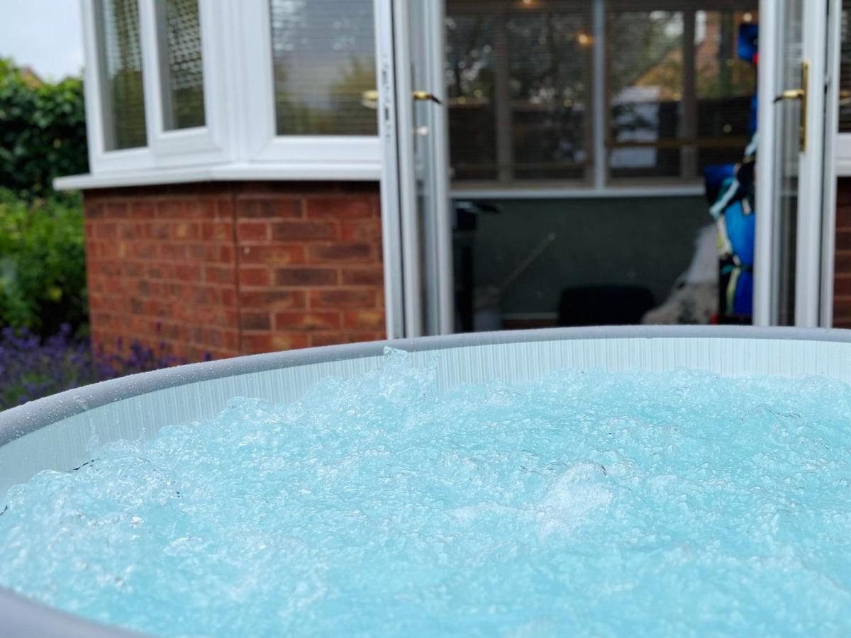4-Bed Cotswold Getaway With Hot Tub & Gaming Room Churchdown Luaran gambar