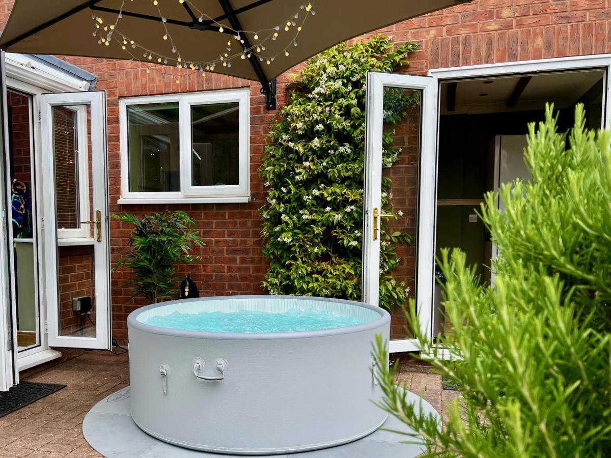 4-Bed Cotswold Getaway With Hot Tub & Gaming Room Churchdown Luaran gambar