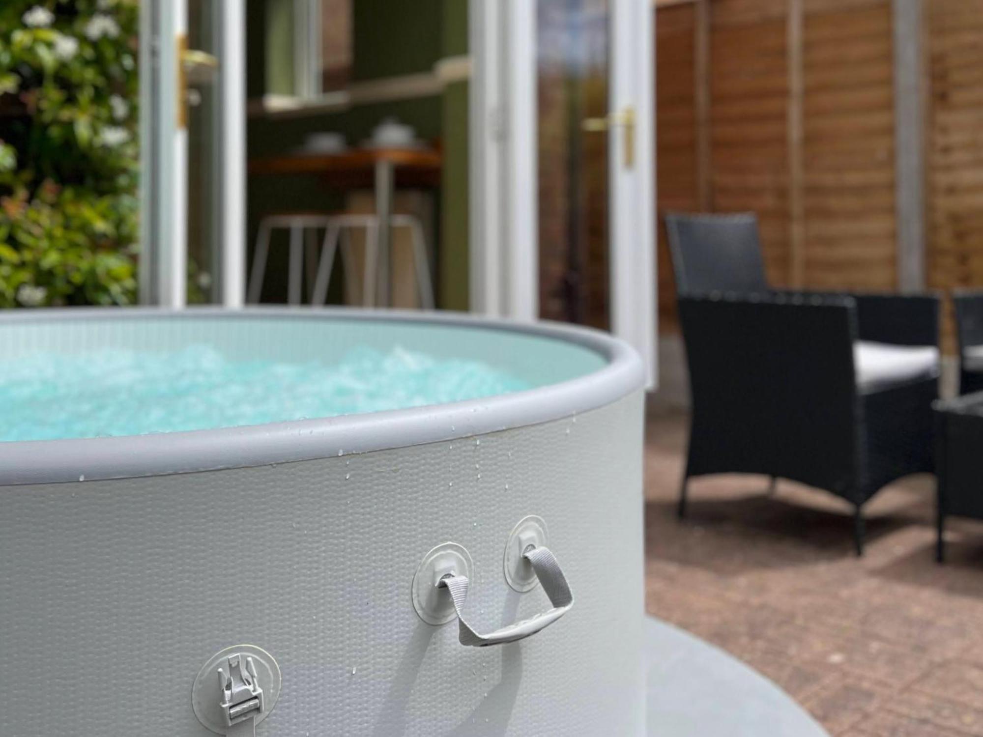 4-Bed Cotswold Getaway With Hot Tub & Gaming Room Churchdown Luaran gambar